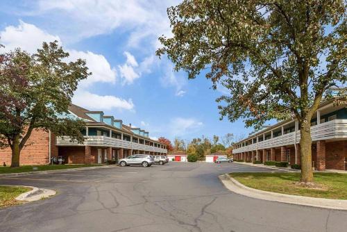 Canton Hotel | Travelodge by Wyndham Canton-Livonia Area, MI