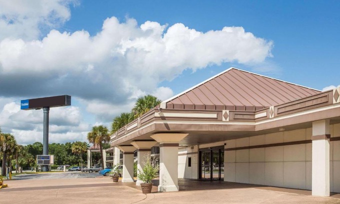 Plantation Estates Hotel | Travelodge by Wyndham Deltona