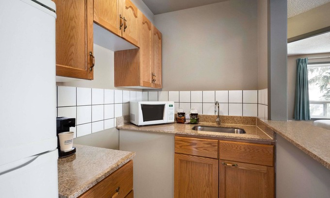Leduc Hotel | Travelodge by Wyndham Edmonton Airport