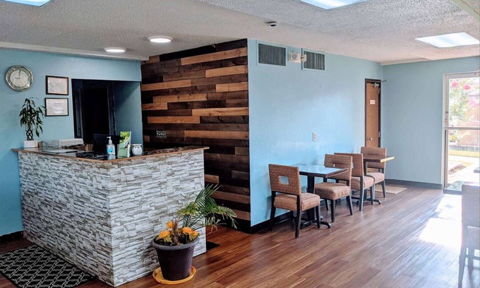 Forsyth Hotel | Travelodge by Wyndham Forsyth