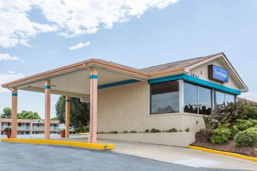 Martinsville Hotel | Travelodge by Wyndham Ridgeway Martinsville Area
