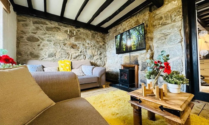 Trawsfynydd House | Trawsfynydd Stone Cottage