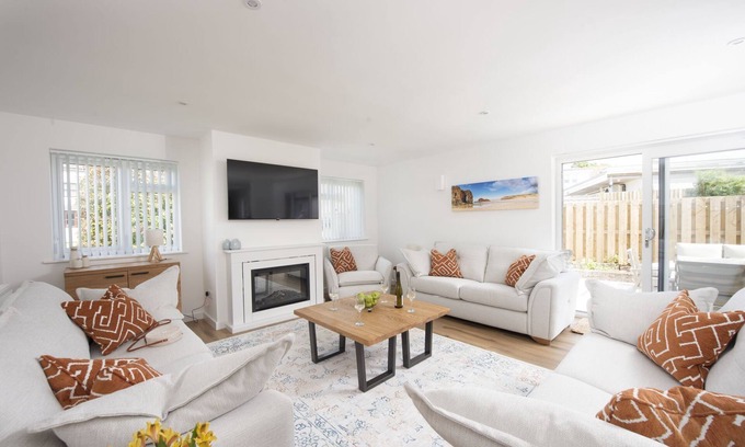Goonhavern House | Tre Lowen - sleeps 8 guests in 4 bedrooms