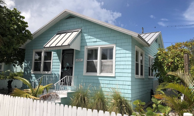 Treasure Island House | Treasure Island Beach Cottage Steps from Beach Access