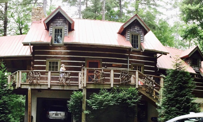 Highlands House | Tree House in Highlands only about 500 yards to Main St, Hot Tub, Wifi