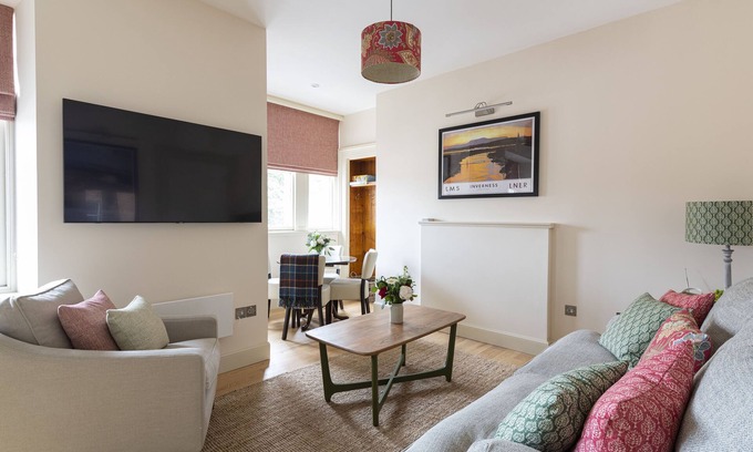 Inverness City Centre Cottage | Tree House - sleeps 4 guests in 2 bedrooms