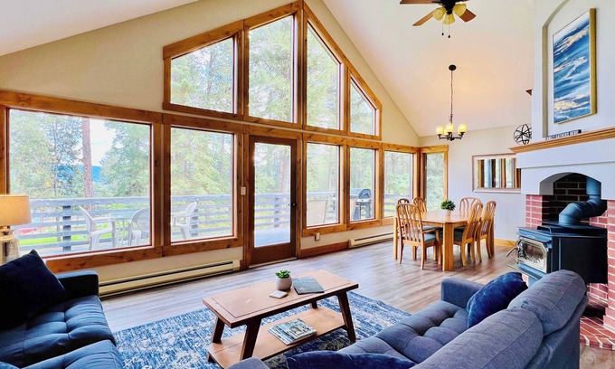 Dayton House | Tree Top Cabin with access to Flathead Lake
