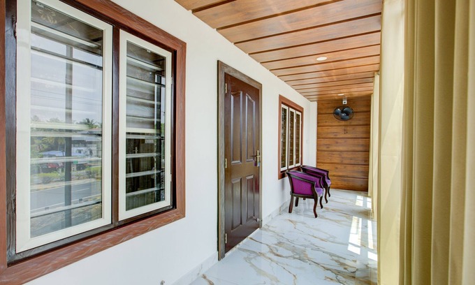 Kumbalam Hotel | Treebo Love Shore Residency, Near Lakeshore Hospital