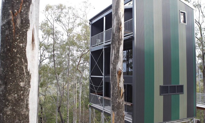 Austinville House | Treehouse #3, Tri-Level, Large BBQ. Amazing views