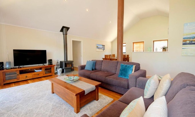 Quindalup House | Treehouse-elevated nature setting, kids TV room