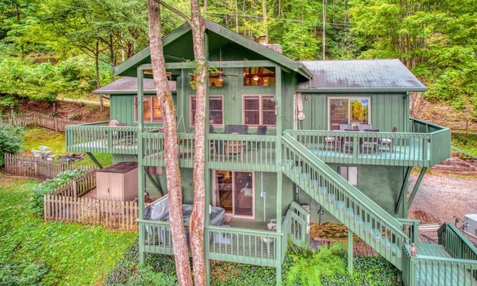 Waynesville Cabin | Treehouse Escape -Hot Tub, Amazing Views