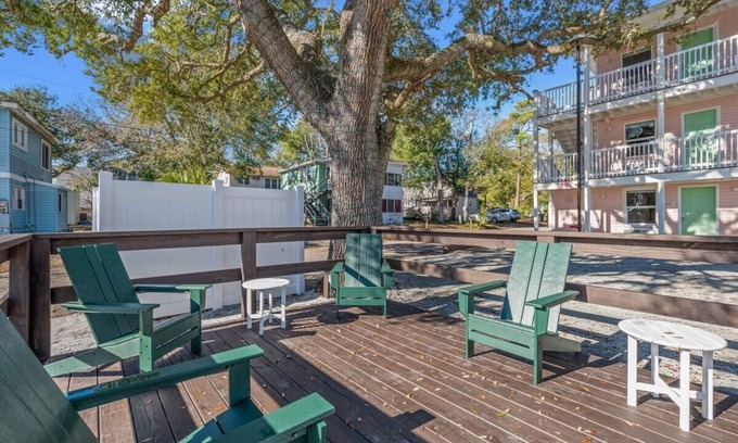 Windy Hill Apartment | TreeHouse Lodge, Walk to Beach, Pet-Friendly 201