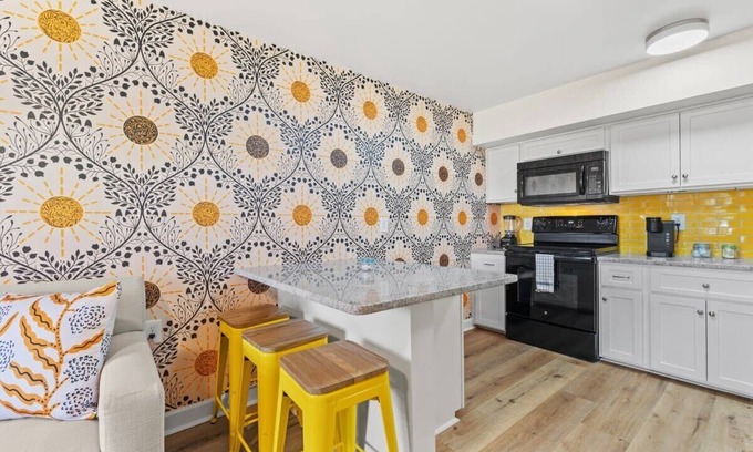 Windy Hill Apartment | TreeHouse Lodge, Walk to Beach, Pet-Friendly 203