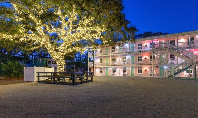 Windy Hill Apartment | TreeHouse Lodge, Walk to Beach, Pet-Friendly 204