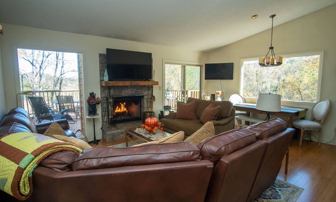 Lake Lure Condo | Treehouse serenity, access to RB Resort amenities, Dog friendly.
