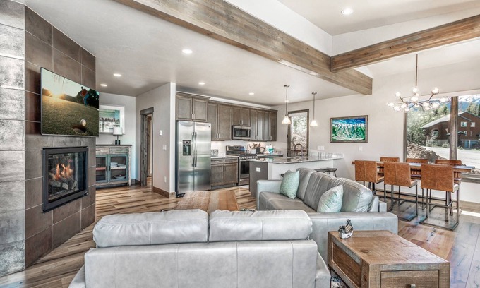 Wildernest Condo | Treehouse Village Lodge: Modern Condo with Panoramic Mountain Views, Hot Tub, Garage & Gas Fireplace