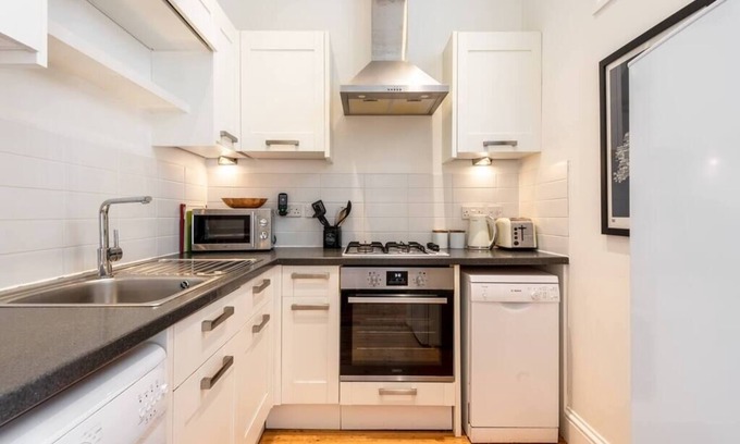 Maenporth Apartment | Treetops - Characterful flat with parking, close to beach