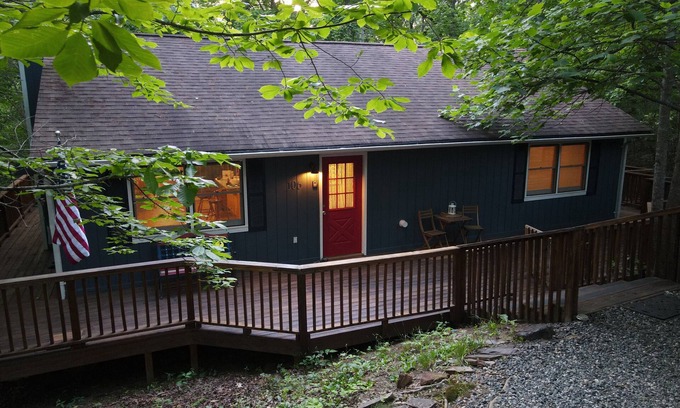 Lake Lure House | Treetops Cottage, wrap around deck, Wi-Fi, pet friendly, close to Lake Lure.
