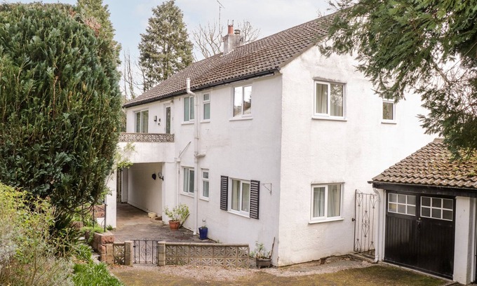 Rhos on Sea Apartment | TREETOPS, pet friendly, character holiday cottage in Rhos-On-Sea