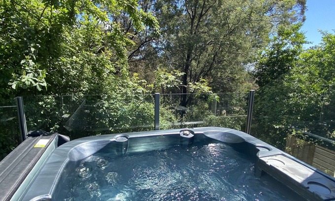Hepburn Springs Cabin | TreeTops - wood fire, outdoor spa and great coffee