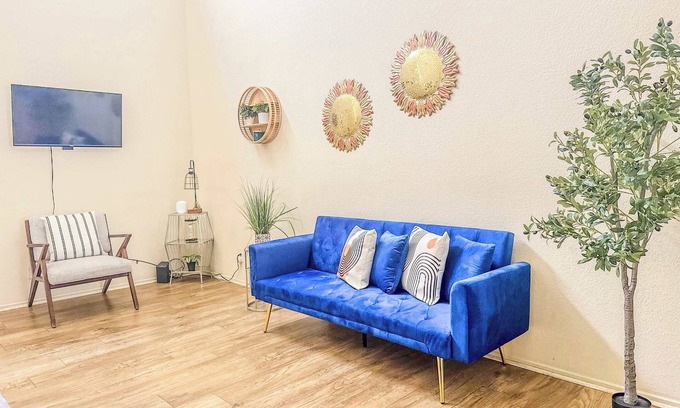 Cortez Hill Apartment | Trendy 2 level Loft Downtown parking incl.