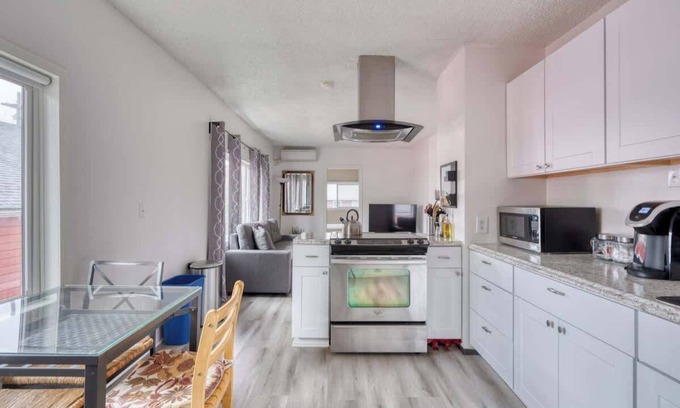 King Apartment | Trendy Area Walk Everywhere 1BR Sleeps 4