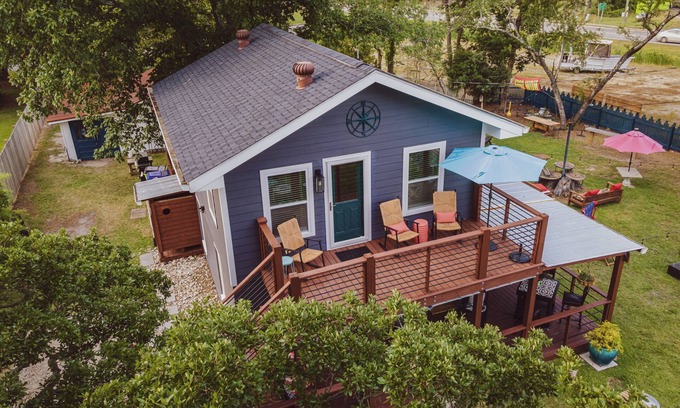 Morehead City Apartment | Trendy Loft w/Energetic Outdoors - 5 min from the beach and pet friendly!