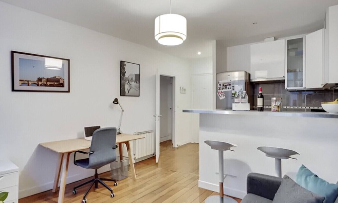 Quartier de la Porte-Saint-Denis Apartment | Trendy Marais district air-conditioned 2 bedrooms