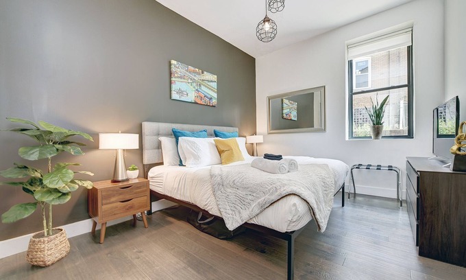 Pittsburgh House | Trendy - Parking - King Bed - 10 min DT