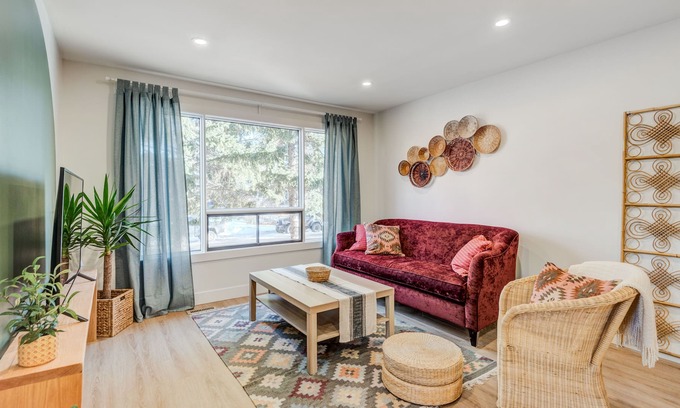 Highland Park House | Trendy & Spacious Suite with 2 BIKES to ride!