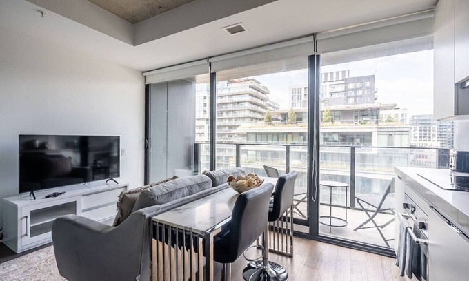 Wellington Place Apartment | Trendy & Stylish 1BR in Popular King West