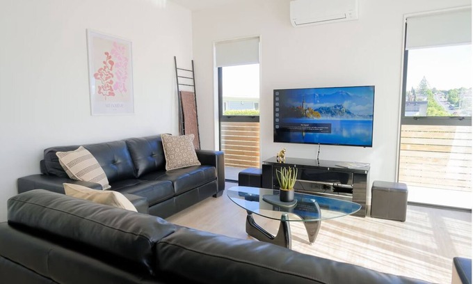 Howick House | Trendy Urban Howick Town House | Wi-Fi & Netflix