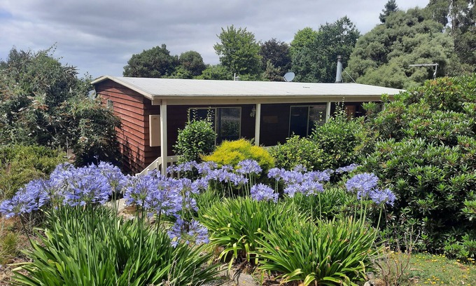Barrys Reef House | TRENTHAM nearby! Sleeps 2-9 maximum. Family-friendly - pet-friendly.