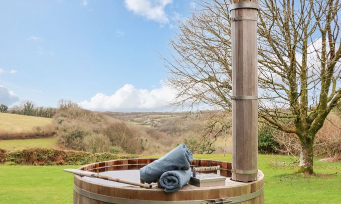 Warleggan Cottage | TREVEDDOE FARMHOUSE, pet friendly, with hot tub in Bodmin Moor