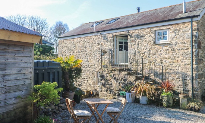 Camborne Cottage | TREVOOLE BARN, pet friendly, with open fire in Praze-An-Beeble