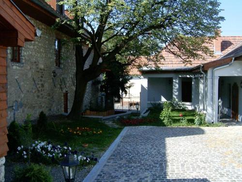 Tallya House | Trifecta Udvarház