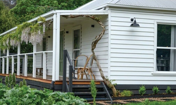 Daylesford House | Trimble Hill Summary: