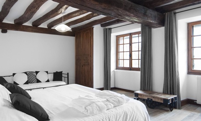 Eguilly Bed & Breakfast | Triple room-Deluxe-Ensuite-Garden view-Avec Sauna