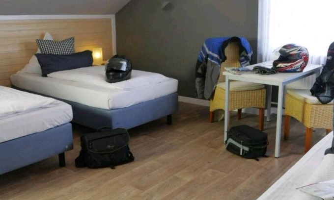Hunerbach House | Triple Room, Shower, Toilet - Hotel-Restaurant Hüllen