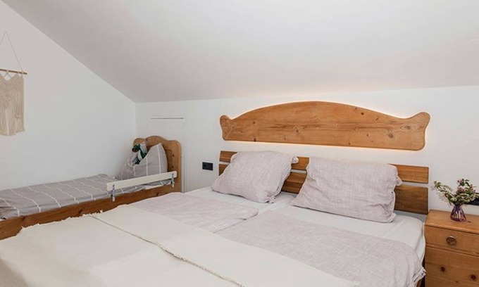 Sankt Lorenz Apartment | Triple room Sissi - Guesthouse Drachennest