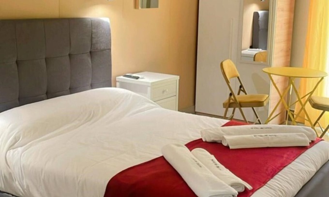 Arganda del Rey Hotel | Triple Superior - Balcón Calle el Pilar - Mini Cocina-bańo Privado