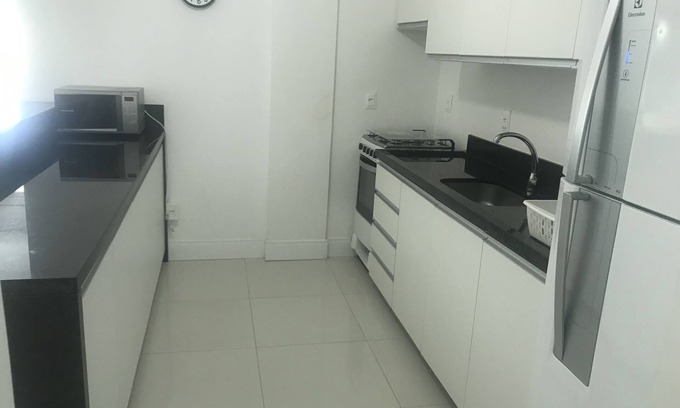 Praia dos Amores House | TRIPLEX/PRAIABRAVA/AR/SWIMMING POOL/3VAGAS/BARBECUE/CLOSED CONDOMINIUM