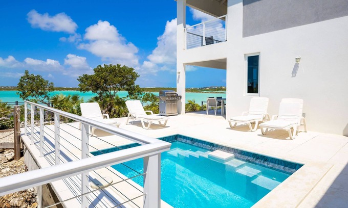Discovery Bay Villa | Tropical Waterfront Cooper Jack Bay Villa