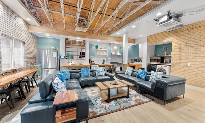 Stockton Hotel | Tropical 11BR Getaway + Yard for 40 Guests 3-Units