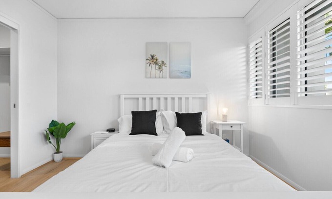 Bulimba Apartment | Tropical Bulimba Getaway 2BR | *2 x Parking/Pool*