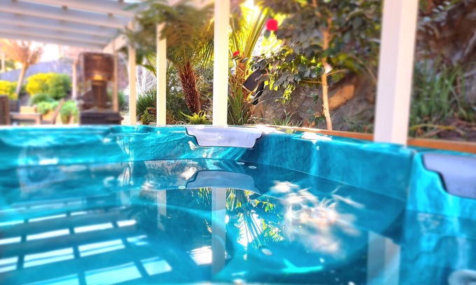 Calwell House | Tropical Gem - Outdoor Jacuzzi