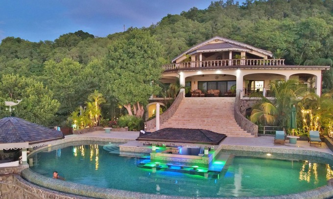 Friendship Bay Apartment | Tropical Hideaway Penthouse Suite - Stunning Views - 5* Accommodation