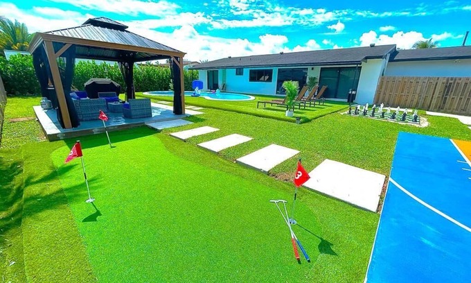 West Perrine House | Tropical Miami/Heated pool/Basketball Court/Pin Pong Table/Patio Chess/Mini Golf