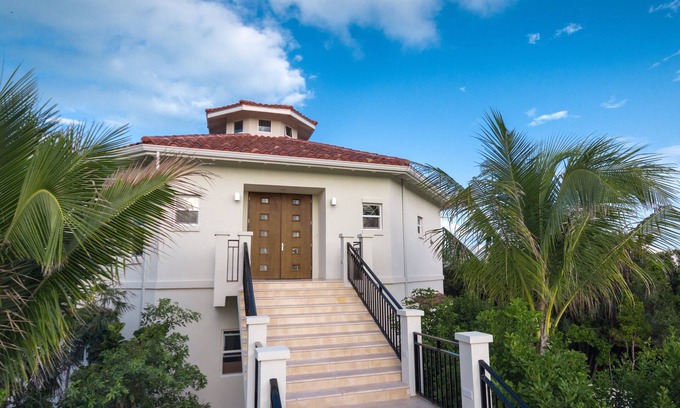 Long Bay Hills Villa | Tropical Paradise Beach Front Penthouse + Pool SUV - Karana Penthouse