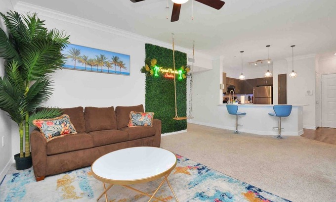 Braeswood Place Apartment | Tropical Paradise🌴2BR/2Bath/NRG/MedCenter/Galleria